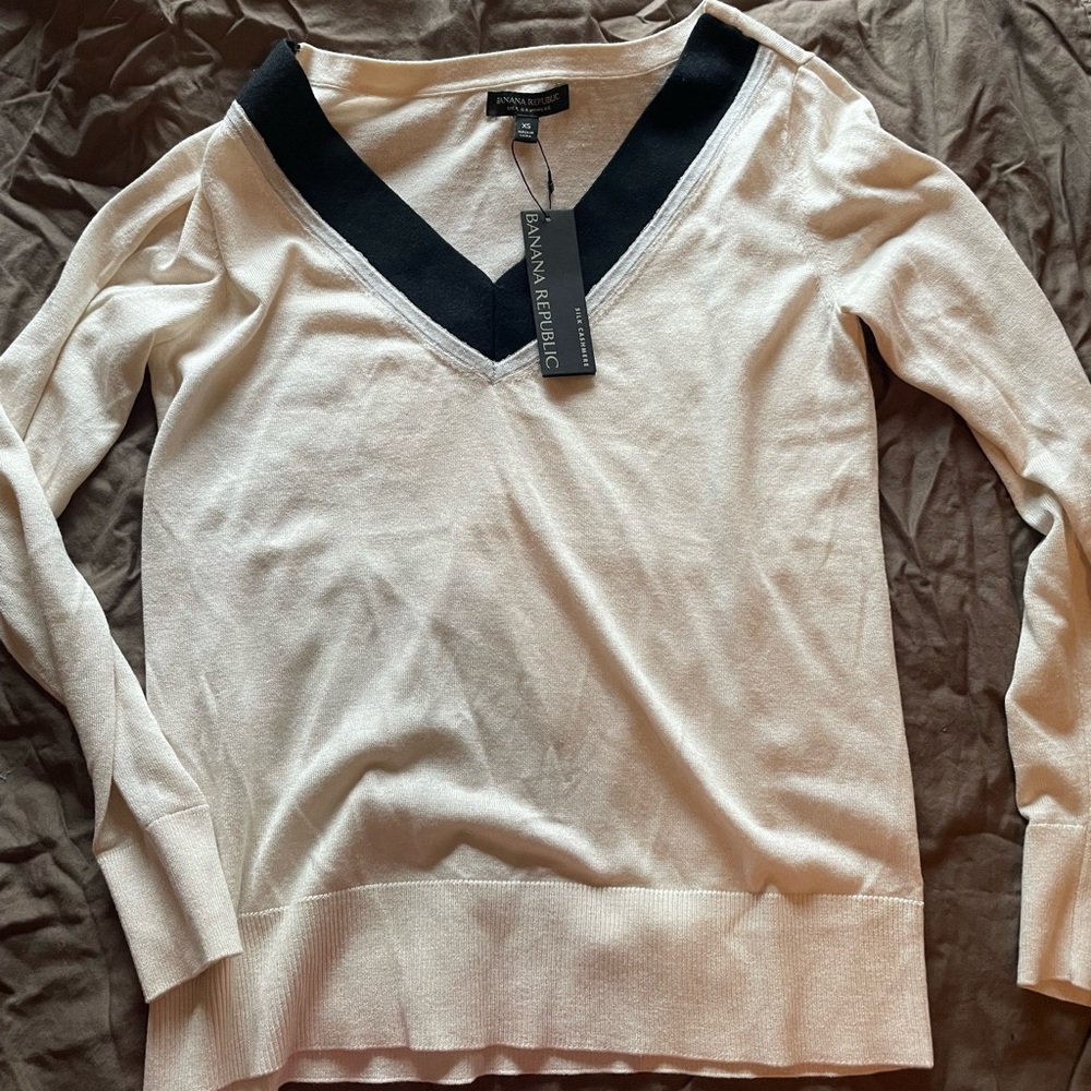 BRAND NEW BANANA REPUBLIC IVORY/Black V NECK SWEATER SZ XS